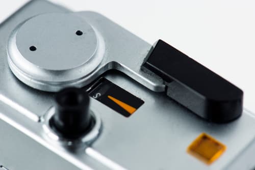 Continuous extruded rubber strip for long sealing interface